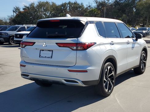 Used 2024 Mitsubishi Outlander AWD image 2