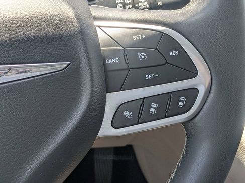 Used 2024 Chrysler Pacifica Touring-L FWD image 28