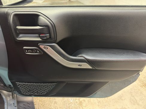 Used 2013 Jeep Wrangler Unlimited Rubicon AWD/4WD image 21