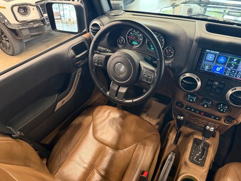 Used 2015 Jeep Wrangler Unlimited Sahara w/ Connectivity Group AWD/4WD image 8