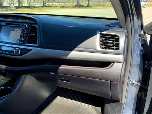 Used 2017 Toyota Highlander XLE AWD/4WD image 19