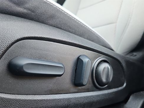 Used 2024 GMC Terrain SLE w/ Driver Convenience Package image 35