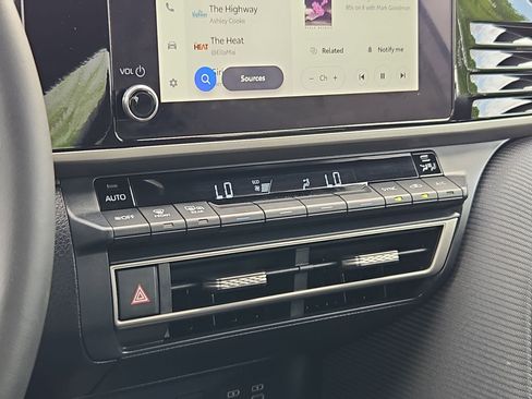 Used 2025 Toyota Camry SE w/ Convenience Package image 25