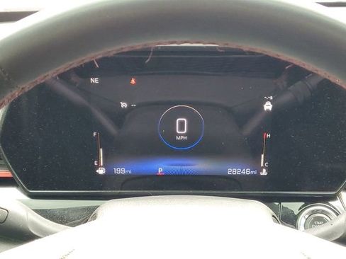 Used 2024 Chevrolet Trax RS w/ Sunroof Package FWD image 17