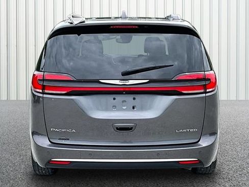 Used 2022 Chrysler Pacifica Limited w/ Uconnect Theater Family Group FWD image 4