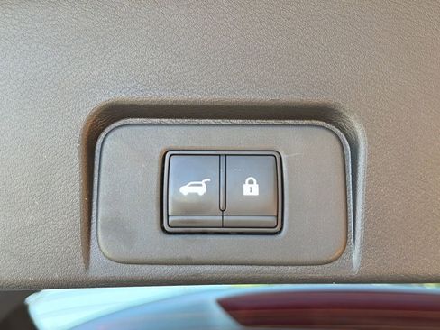 Used 2025 Nissan Rogue SV image 33