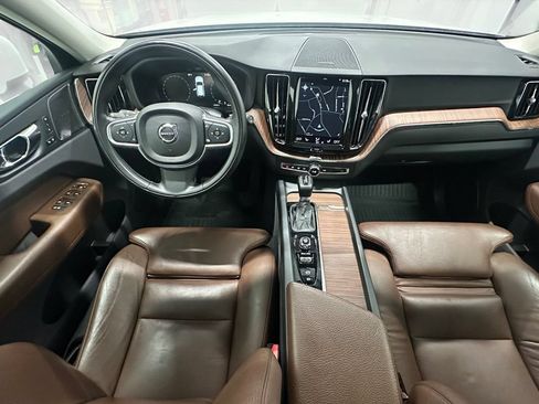 Used 2019 Volvo XC60 T5 Momentum w/ Multimedia Package AWD/4WD image 19