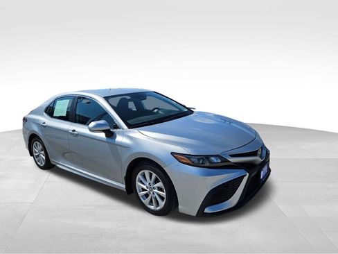 Used 2024 Toyota Camry SE FWD image 3