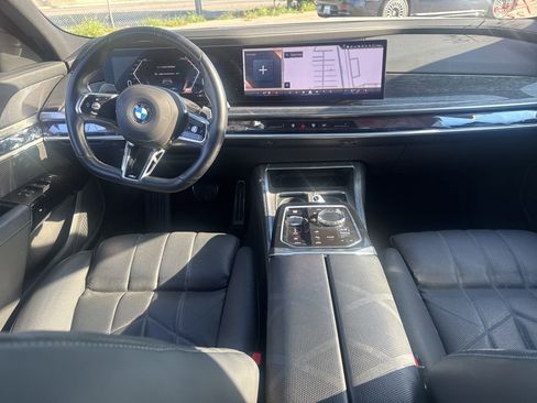 Used 2025 BMW 740i image 9