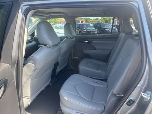 Used 2025 Toyota Highlander XLE image 21