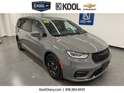 Used 2022 Chrysler Pacifica Limited w/ Uconnect Theater Family Group