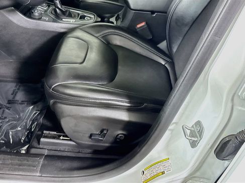 Used 2019 Jeep Cherokee Latitude Plus w/ Cold Weather Group AWD/4WD image 23