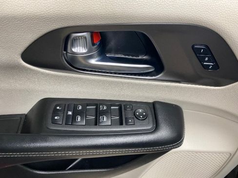 Used 2022 Chrysler Pacifica Touring-L FWD image 18