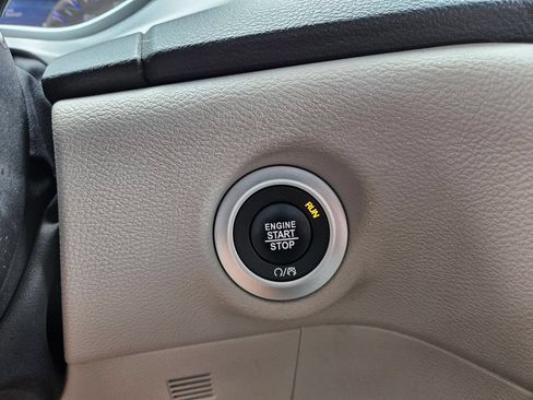 Used 2023 Chrysler Pacifica Touring-L FWD image 32