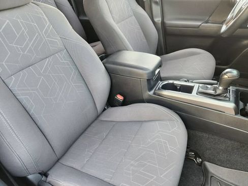 Used 2017 Toyota Tacoma TRD Sport AWD/4WD image 10