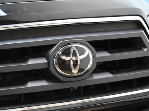 Used 2020 Toyota Tacoma SR5 AWD/4WD image 11