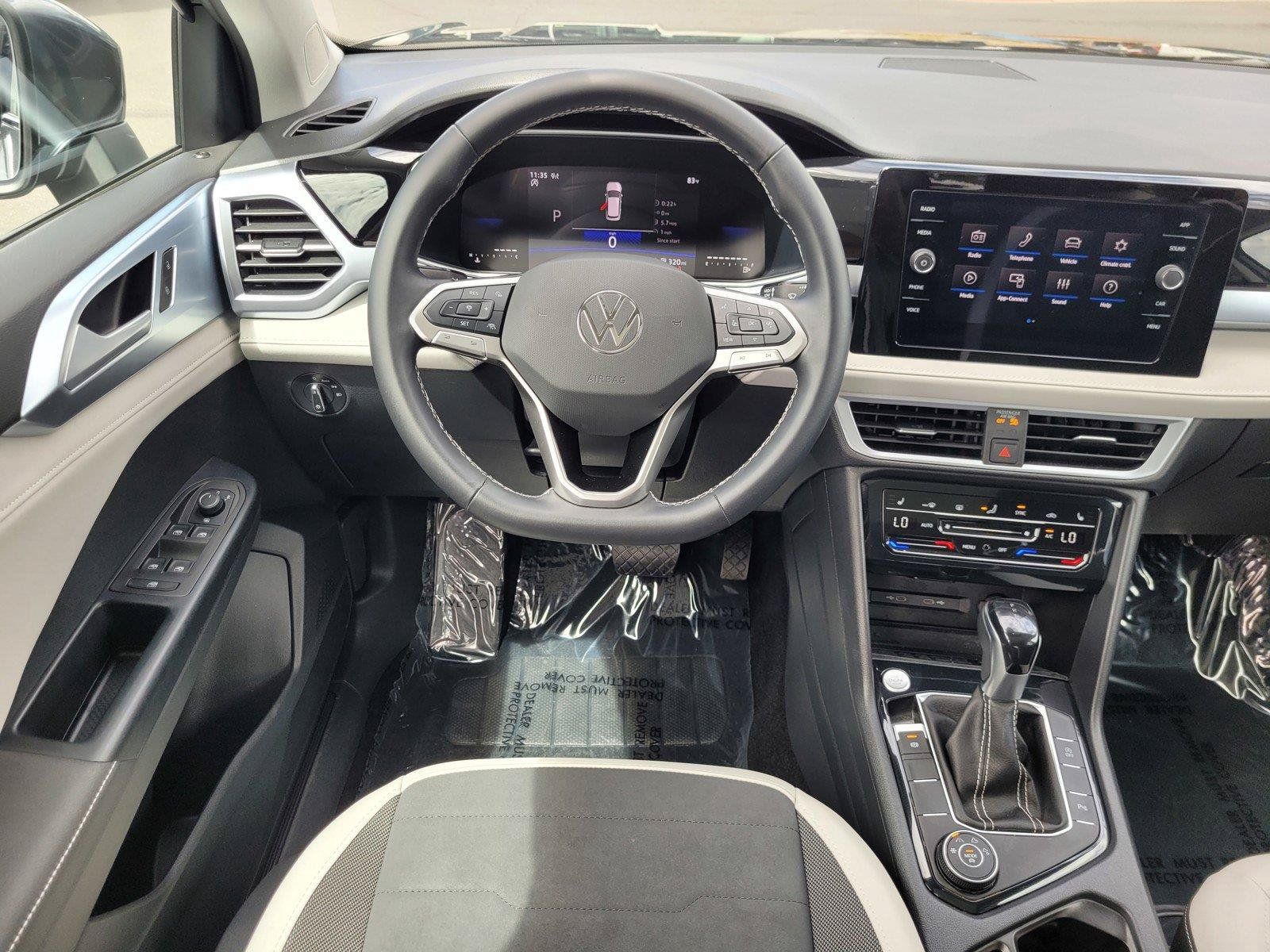 Certified 2025 Volkswagen Taos SE w/ Panoramic Sunroof Package AWD/4WD image 19