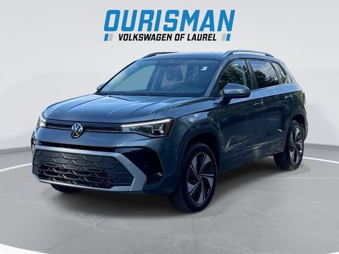 Used 2025 Volkswagen Taos SE AWD/4WD image 1