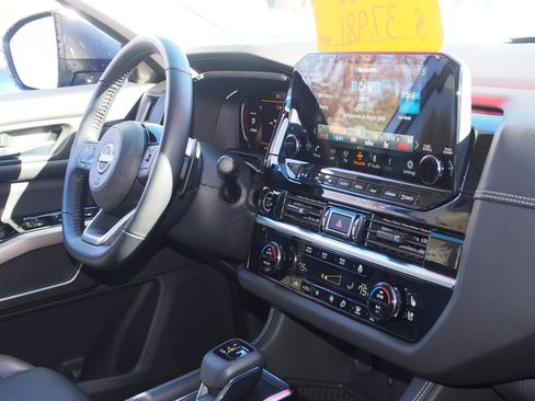 Used 2023 Nissan Pathfinder Platinum w/ Black Appearance Package image 10