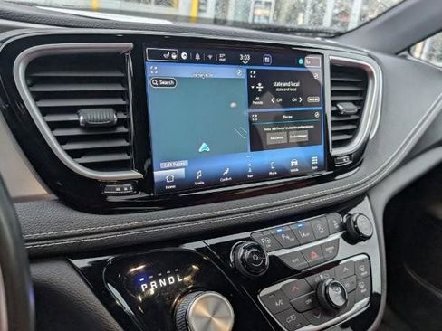 Used 2021 Chrysler Pacifica Limited w/ Uconnect Theater Family Group image 21