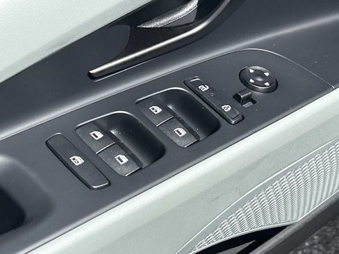 Used 2025 Hyundai Elantra Limited FWD image 17