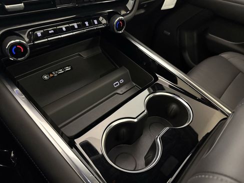 Used 2025 Chevrolet Tahoe Z71 w/ Comfort Package image 28