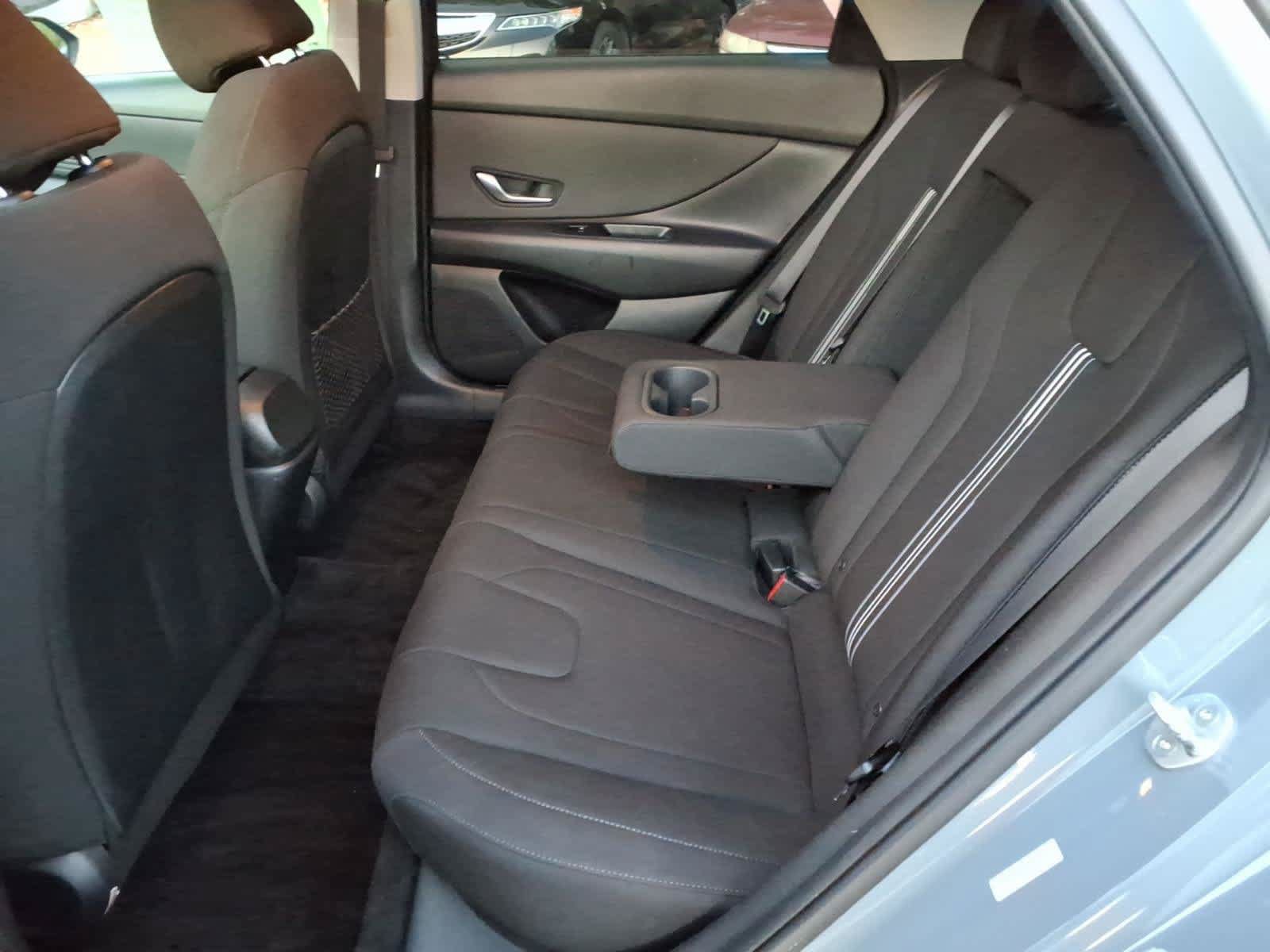 Used 2022 Hyundai Elantra SEL w/ Convenience + Premium Package FWD image 9