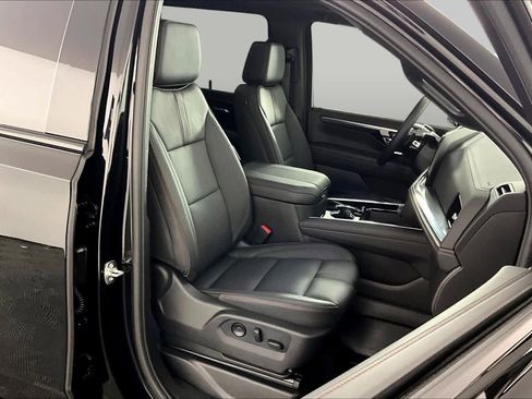 Used 2026 Chevrolet Suburban RST w/ Comfort Package AWD/4WD image 9