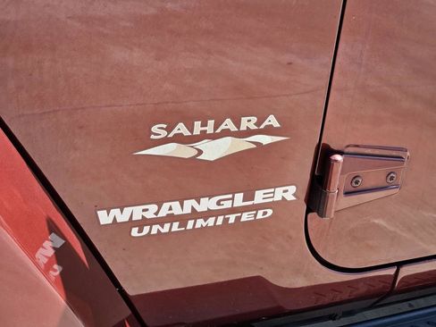 Used 2010 Jeep Wrangler Unlimited Sahara w/ Dual Top Group AWD/4WD image 27