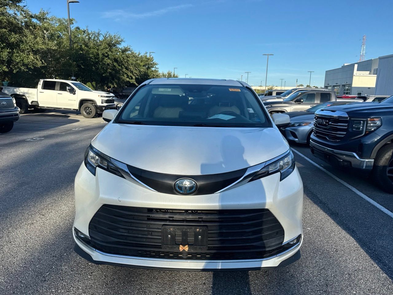Used 2021 Toyota Sienna XLE AWD/4WD image 2
