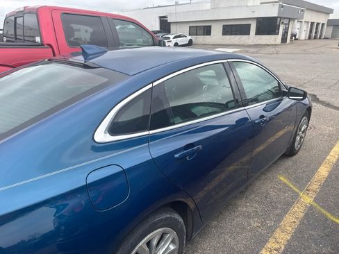 Used 2019 Chevrolet Malibu LT w/ Leather Package FWD image 12