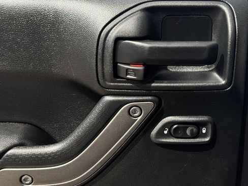 Used 2018 Jeep Wrangler Unlimited Sport S image 23