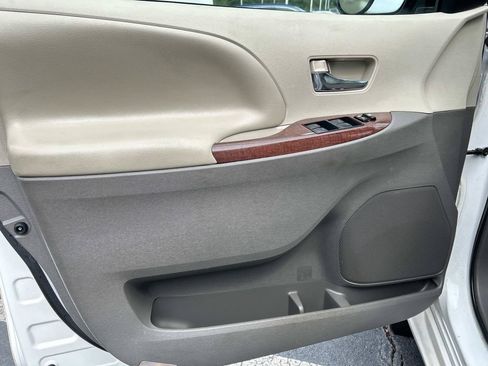 Used 2012 Toyota Sienna XLE FWD image 18