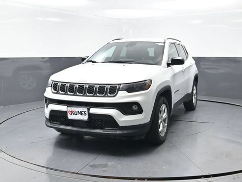 Used 2024 Jeep Compass Latitude AWD/4WD image 7