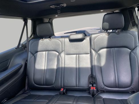 Used 2023 Jeep Wagoneer L Series III w/ Premium Group I AWD/4WD image 5