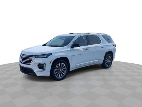 Used 2023 Chevrolet Traverse Premier FWD image 4