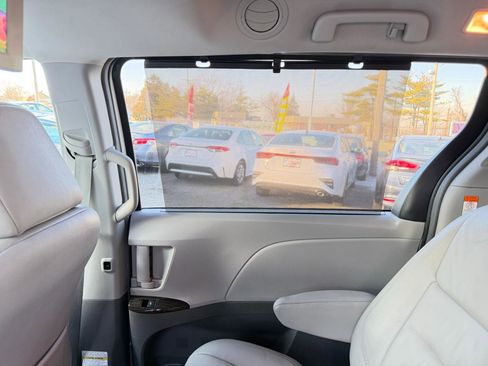 Used 2017 Toyota Sienna XLE Premium w/ Protection Package image 47