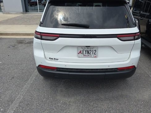 Used 2023 Jeep Grand Cherokee Altitude RWD image 4