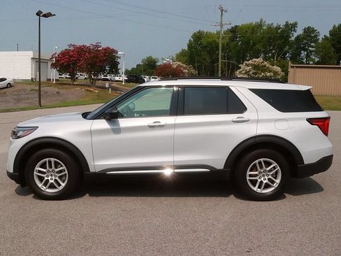 Used 2025 Ford Explorer Active w/ Active Comfort Package RWD image 4