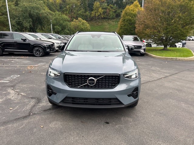 Used 2023 Volvo XC40 B5 Plus w/ Driver Assist Package AWD/4WD image 2
