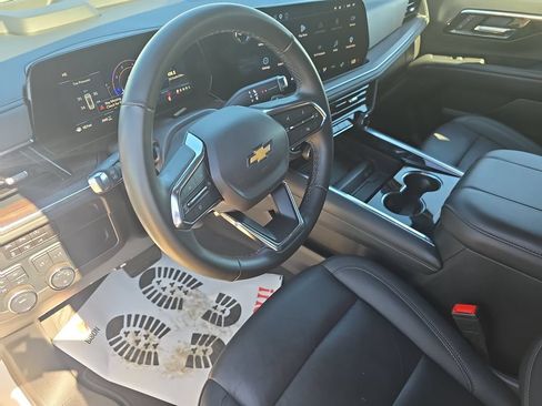 Used 2025 Chevrolet Suburban LT AWD/4WD image 17