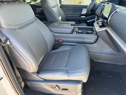 New 2025 Ford Expedition Active image 12