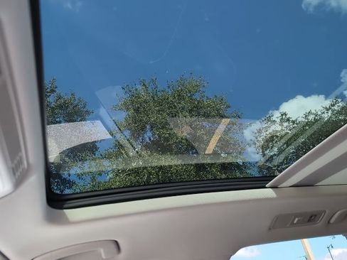 Certified 2022 Volkswagen Tiguan SE w/ Panoramic Sunroof Package image 23