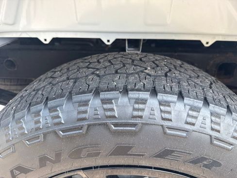 Used 2024 Chevrolet Silverado 1500 Custom AWD/4WD image 33