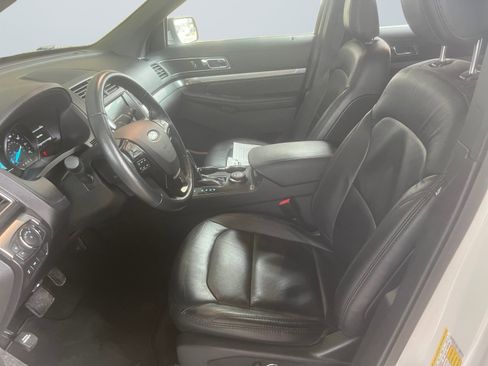 Used 2018 Ford Explorer XLT w/ Equipment Group 202A image 10