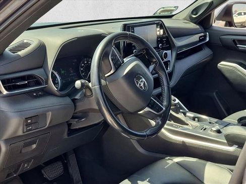 Used 2021 Toyota Highlander XSE AWD/4WD image 9