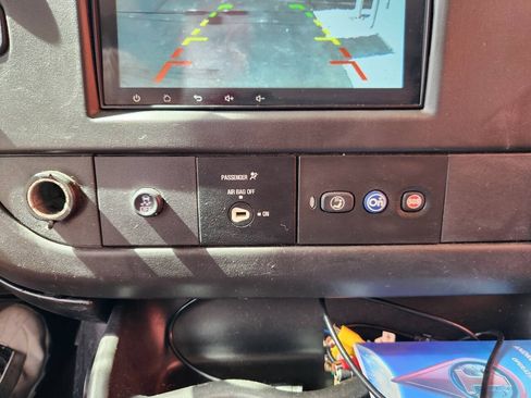 Used 2015 Chevrolet Express 2500 Extended RWD image 18