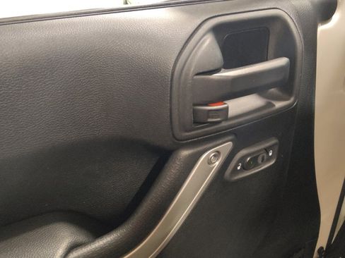 Used 2017 Jeep Wrangler Unlimited Sahara w/ Max Tow Package image 27