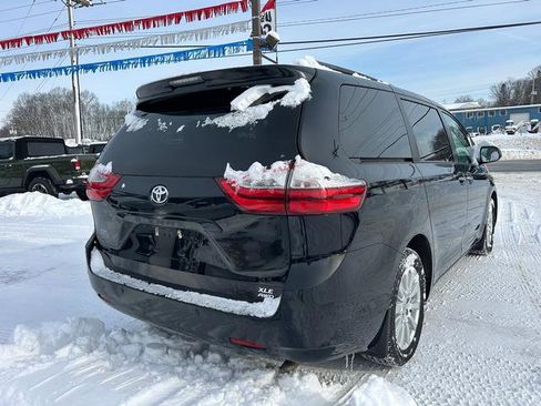 Used 2017 Toyota Sienna XLE image 5