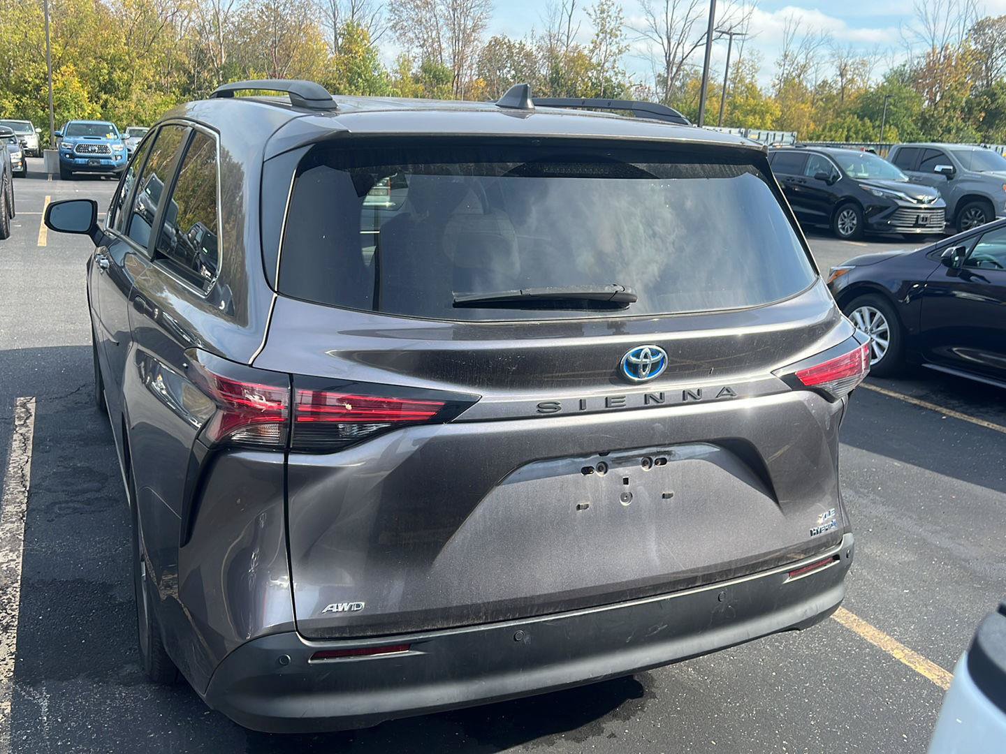 Used 2022 Toyota Sienna XLE AWD/4WD image 3